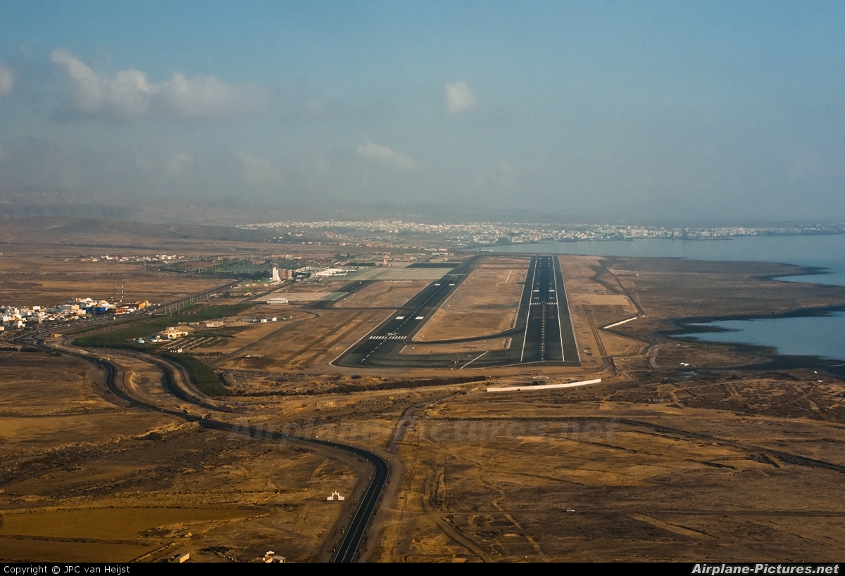 clímax Disciplina Beber agua Airport Overview - Airport Overview - Runway, Taxiway at Fuerteventura -  Puerto del Rosario | Photo ID 117217 | Airplane-Pictures.net