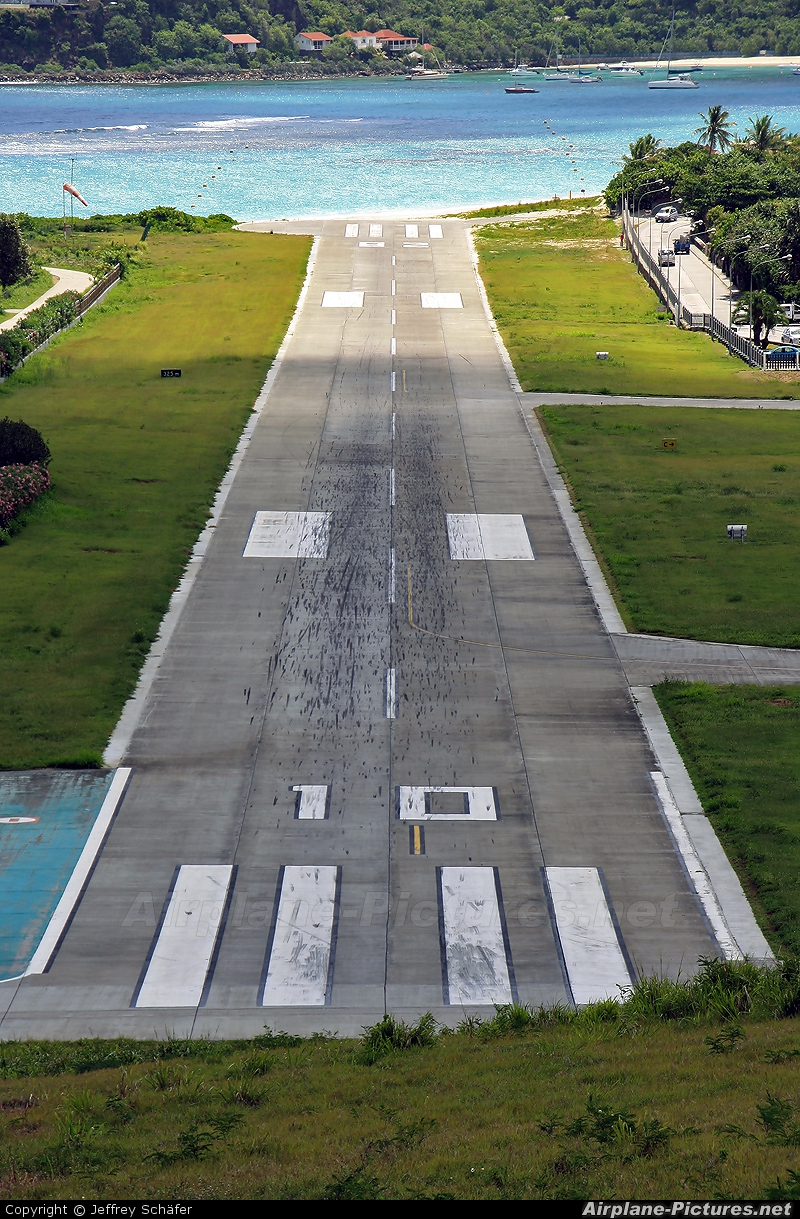 - Airport Overview - aircraft at Saint-Barthélemy - Gustaf III