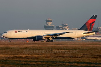 N1200K - Delta Air Lines Boeing 767-300ER
