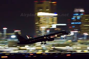 - - American Airlines Boeing 757-200