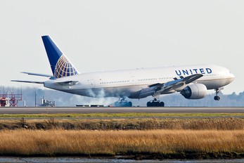 N768UA - United Airlines Boeing 777-200