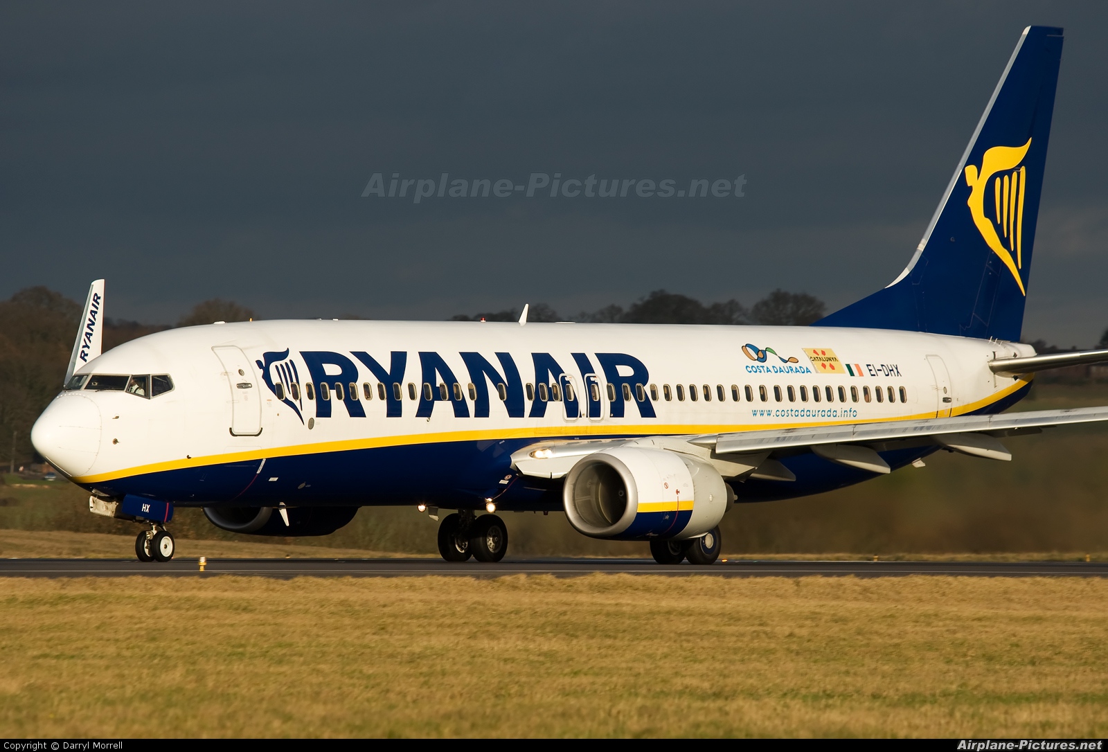 Ryanair EI-DHX aircraft at London - Luton