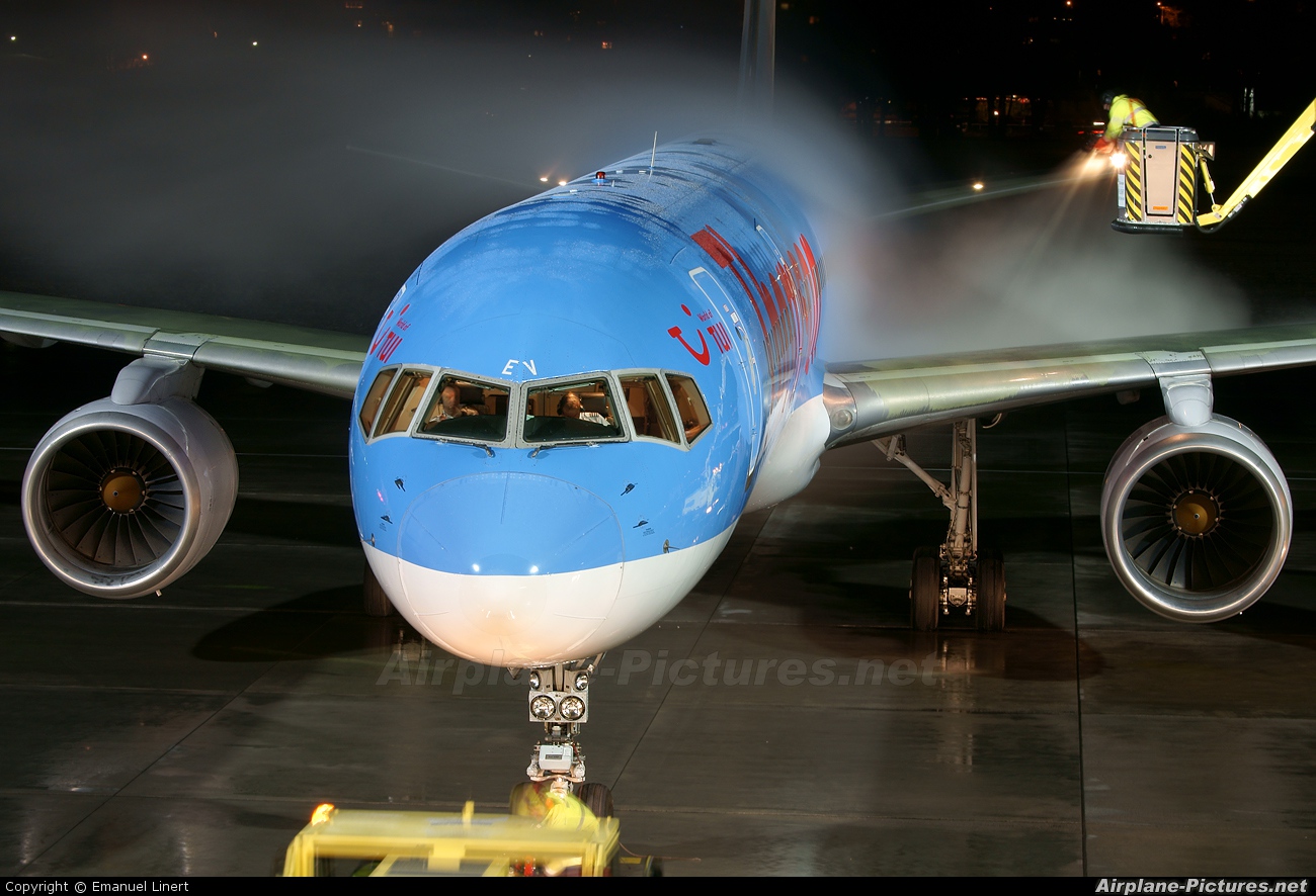 Thomson/Thomsonfly G-CPEV aircraft at Innsbruck