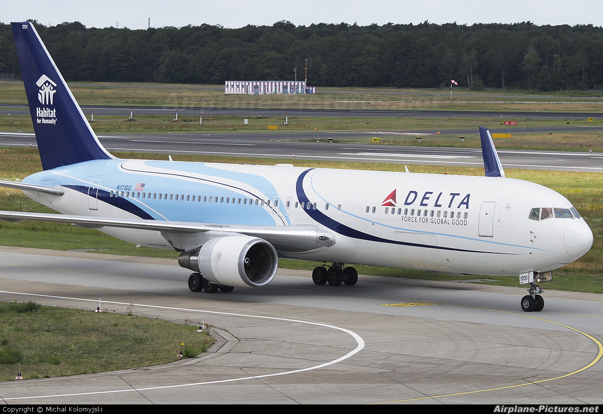 Delta Air Lines N171DZ aircraft at Berlin - Tegel