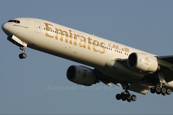 A6-EMR - Emirates Airlines Boeing 777-300