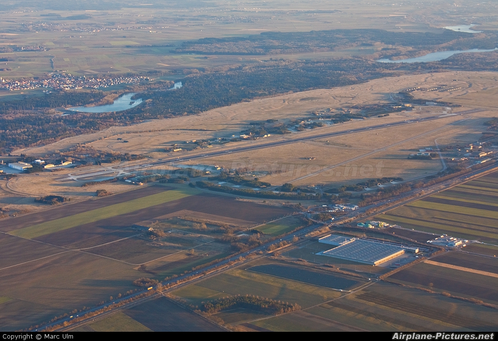 - Airport Overview - aircraft at Lechfeld