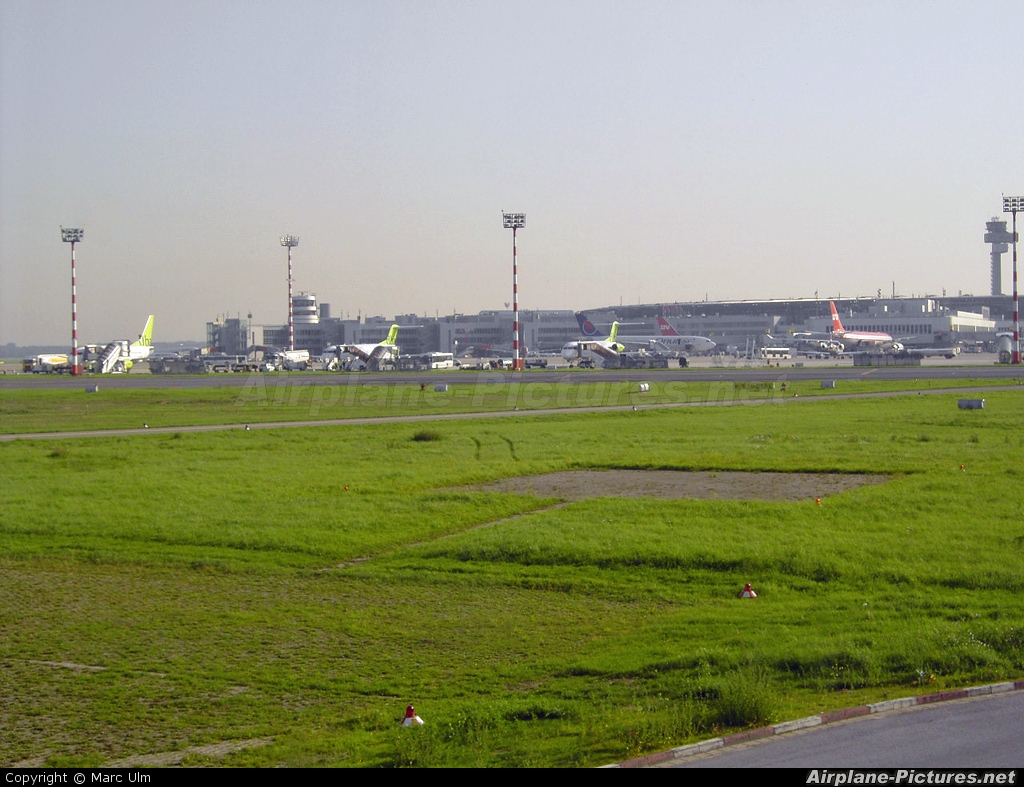 - Airport Overview - aircraft at Düsseldorf