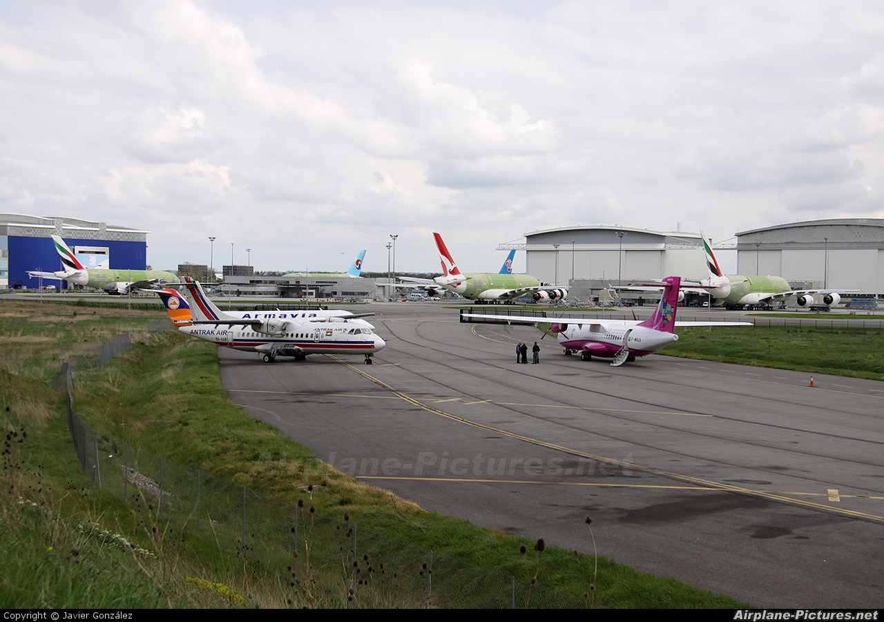 - Airport Overview - aircraft at Toulouse - Blagnac