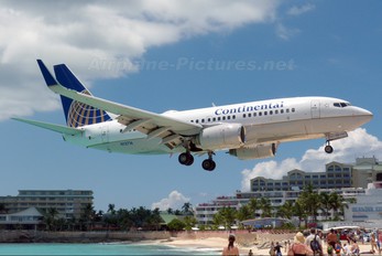 N13716 - Continental Airlines Boeing 737-700