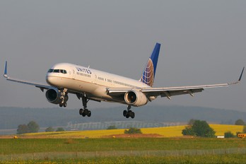 N33103 - United Airlines Boeing 757-200