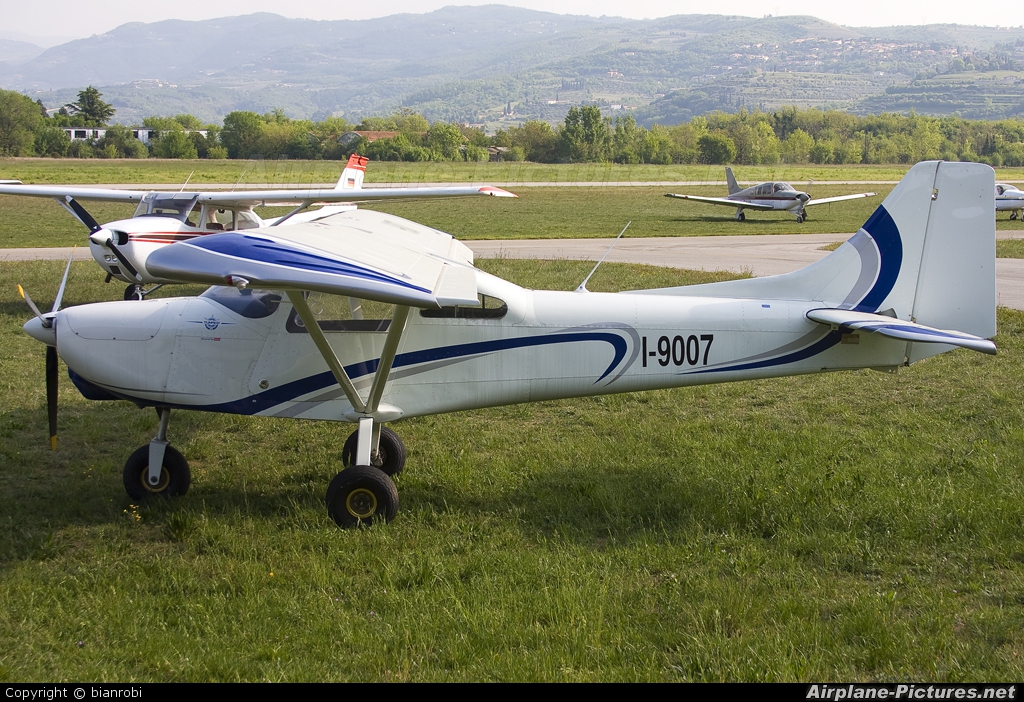 Private I-9007 aircraft at Verona - Boscomantico