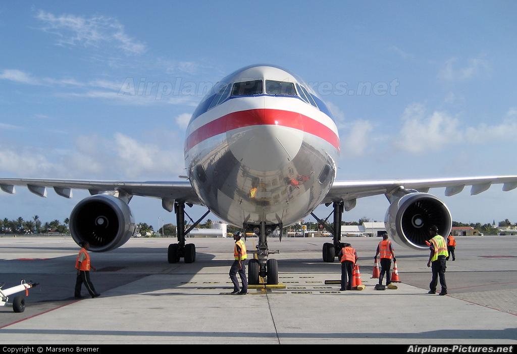 American Airlines N7062A aircraft at Sint Maarten - Princess Juliana Intl