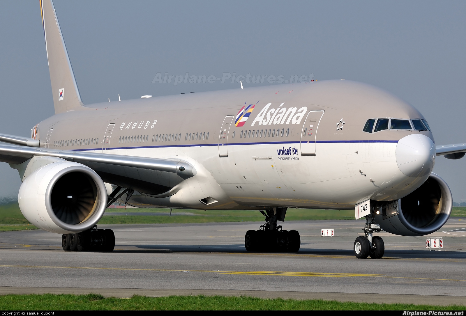 Asiana Airlines HL7742 aircraft at Paris - Charles de Gaulle
