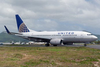 N16703 - United Airlines Boeing 737-700