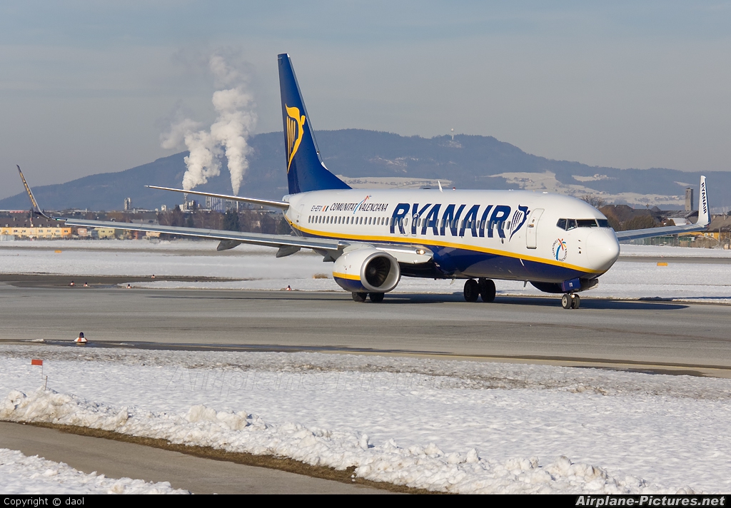 Ryanair EI-EFO aircraft at Salzburg
