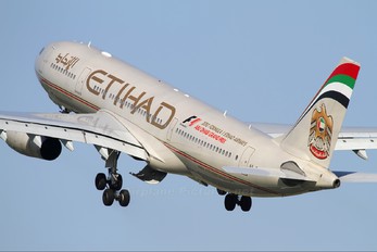 A6-EYR - Etihad Airways Airbus A330-200