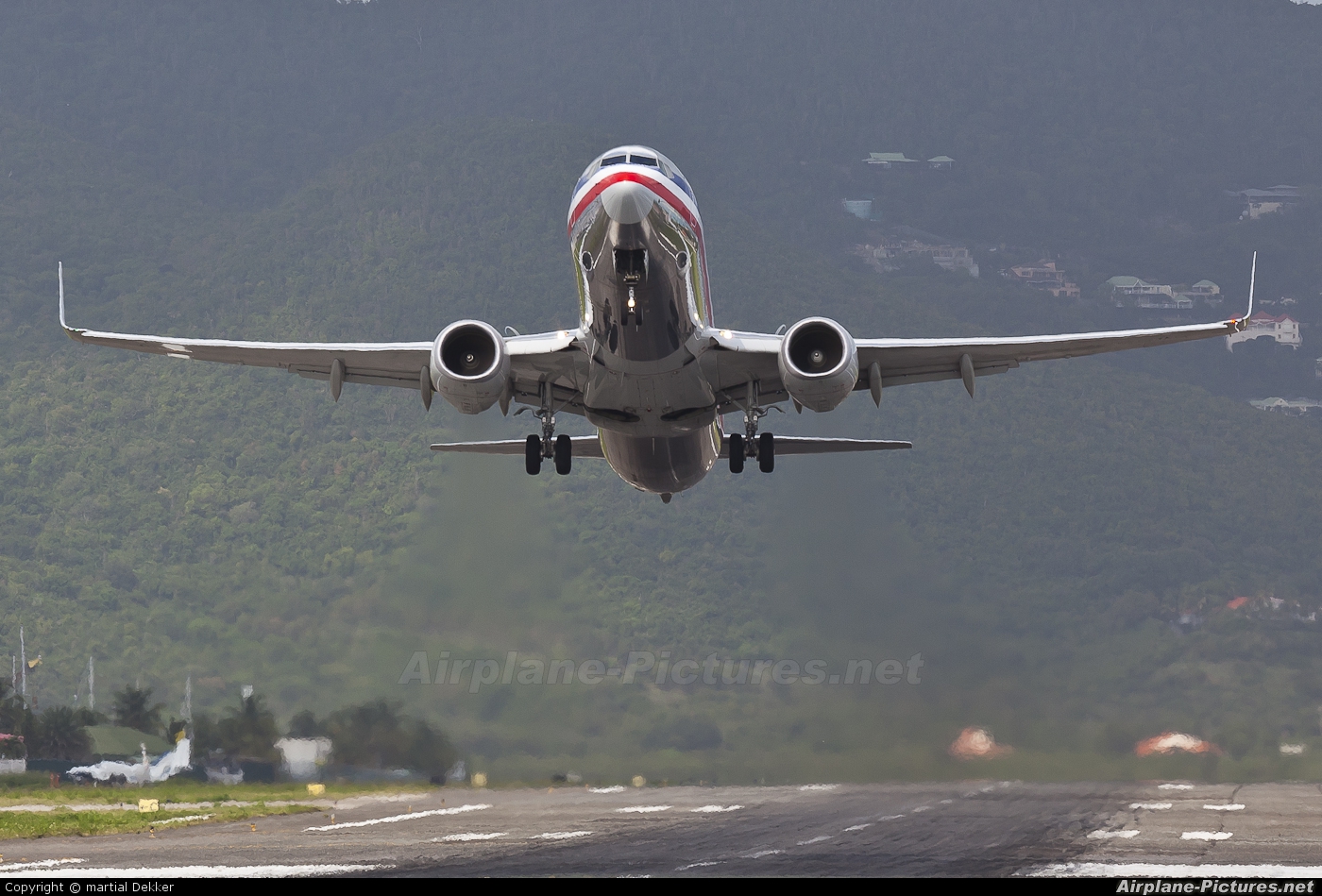 American Airlines N982AN aircraft at Sint Maarten - Princess Juliana Intl