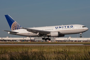 N76151 - United Airlines Boeing 767-200ER