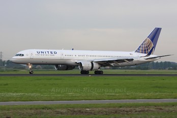 N29124 - United Airlines Boeing 757-200