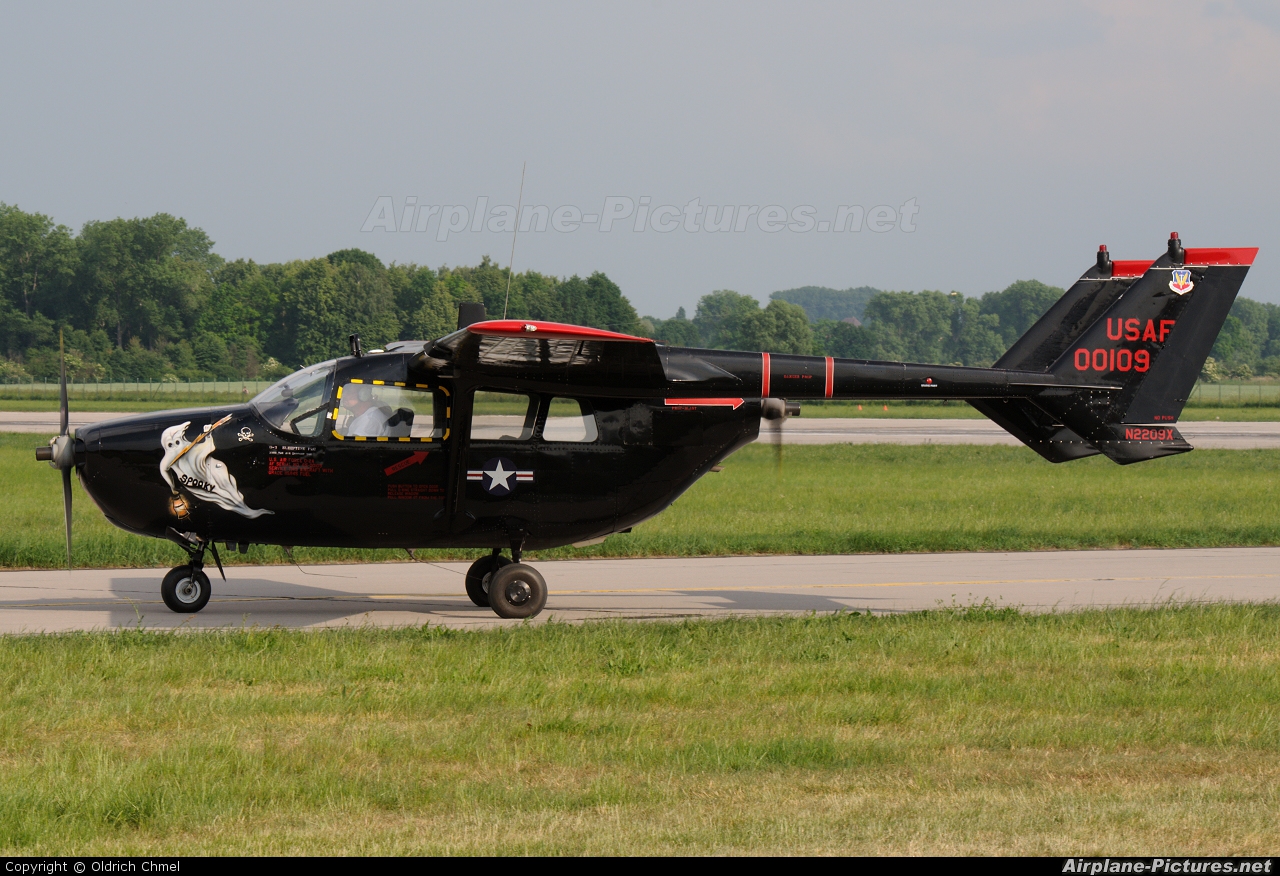 Private N2209X aircraft at Pardubice