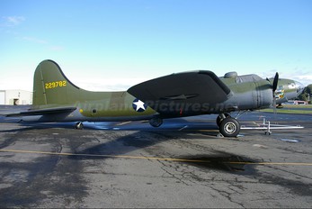 N17W - Private Boeing B-17F Flying Fortress