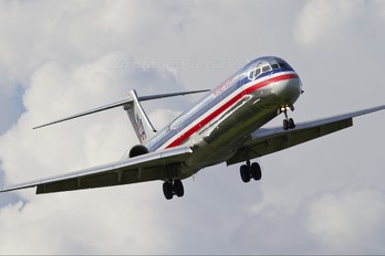 - - American Airlines McDonnell Douglas MD-82