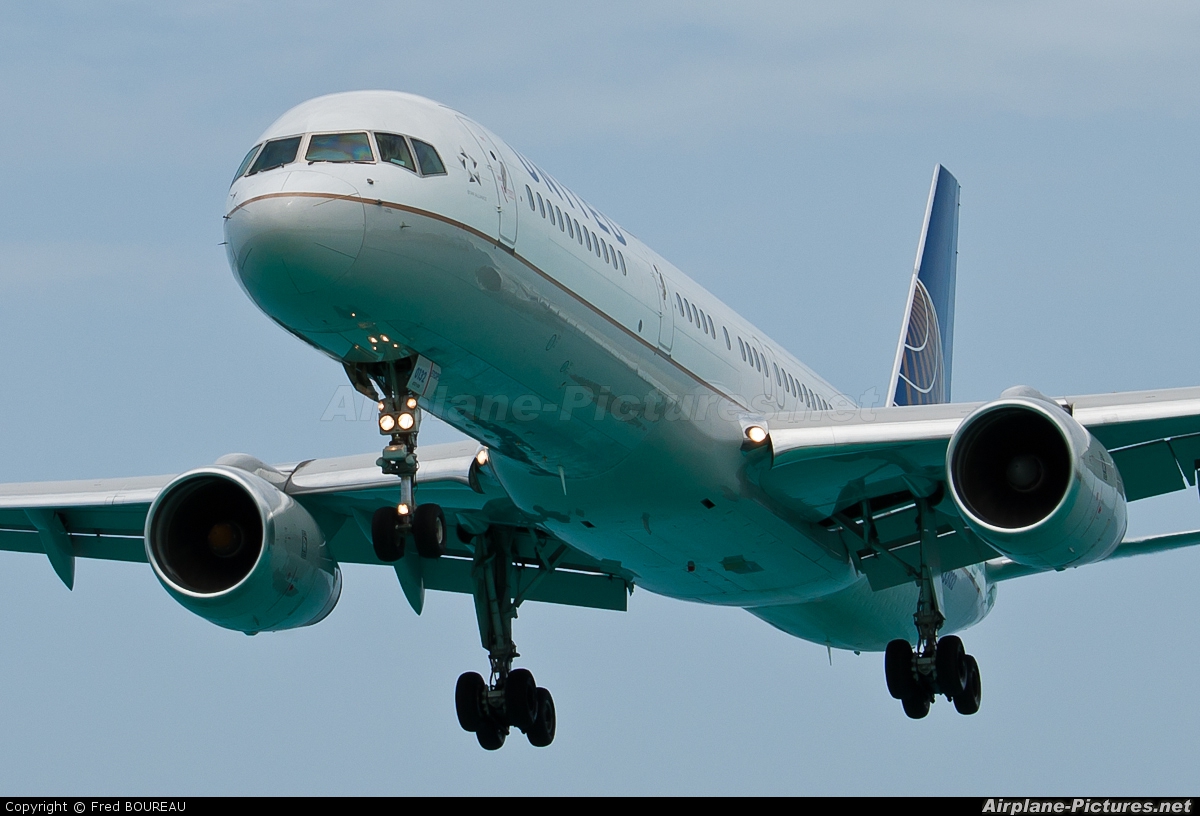 United Airlines N33132 aircraft at Sint Maarten - Princess Juliana Intl