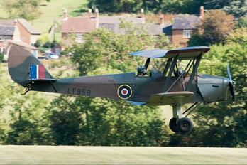 G-BLUZ - Private de Havilland DH. 82 Queen Bee
