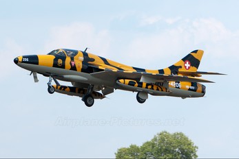 HB-RVV - Private Hawker Hunter T.68
