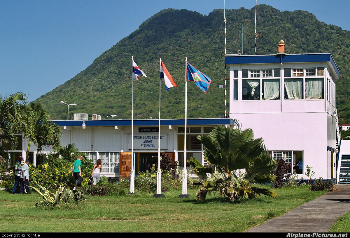 - Airport Overview - aircraft at Sint Eustatius