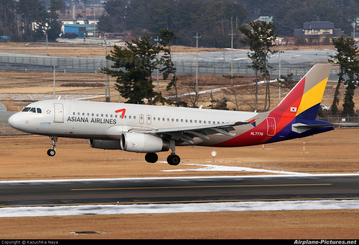 Asiana Airlines HL7776 aircraft at Sendai