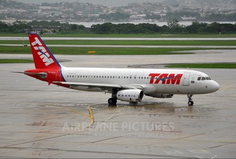 PR-MAS - TAM Airbus A320