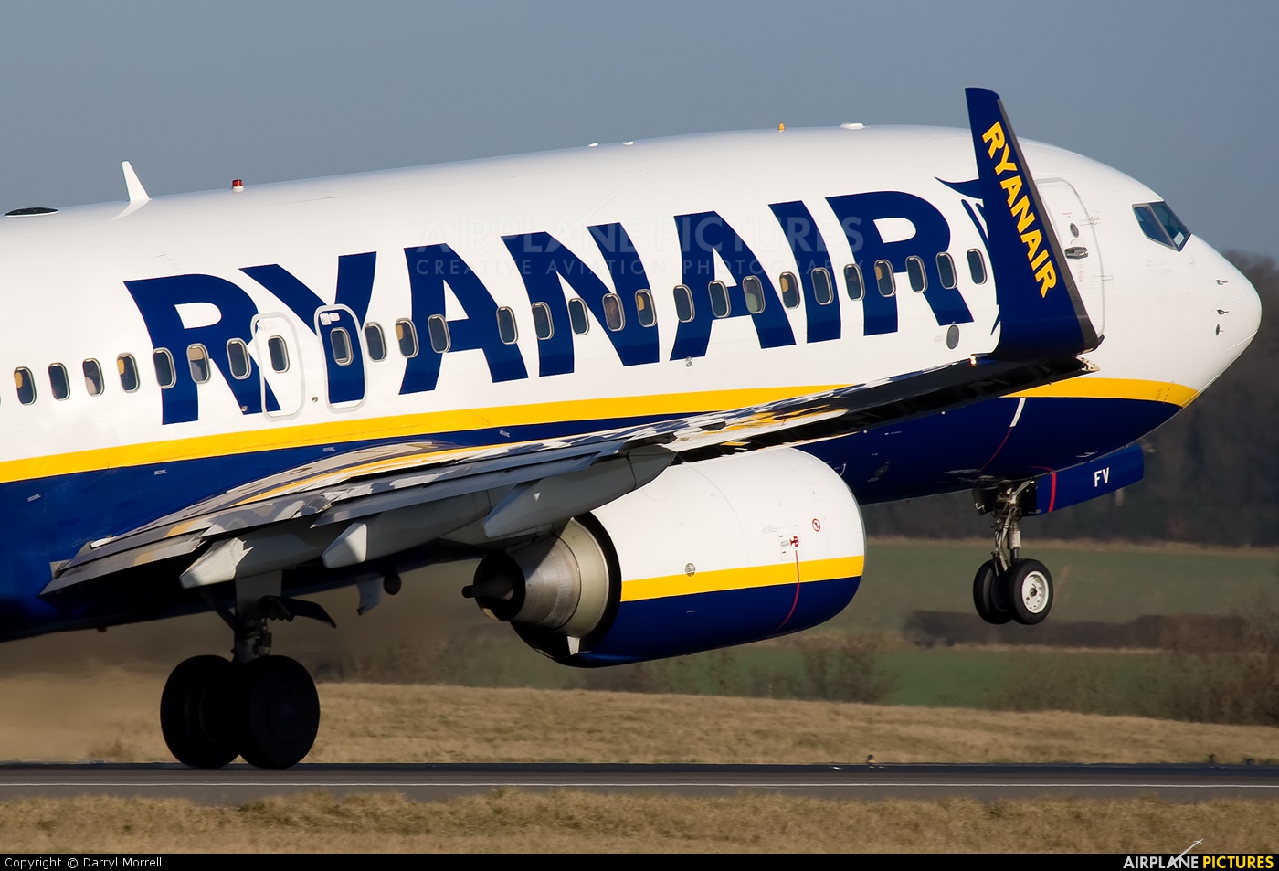 EI-EFV - Ryanair Boeing 737-800 at London - Luton | Photo ID 178528 ...