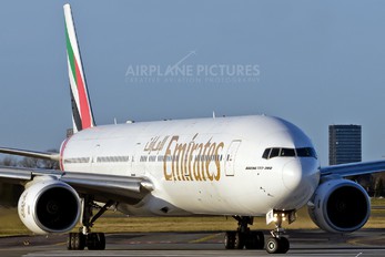 A6-EMT - Emirates Airlines Boeing 777-300