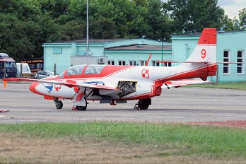 1715 - Poland - Air Force: White & Red Iskras PZL TS-11 Iskra
