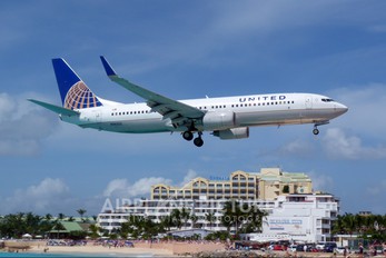 N76522 - United Airlines Boeing 737-800
