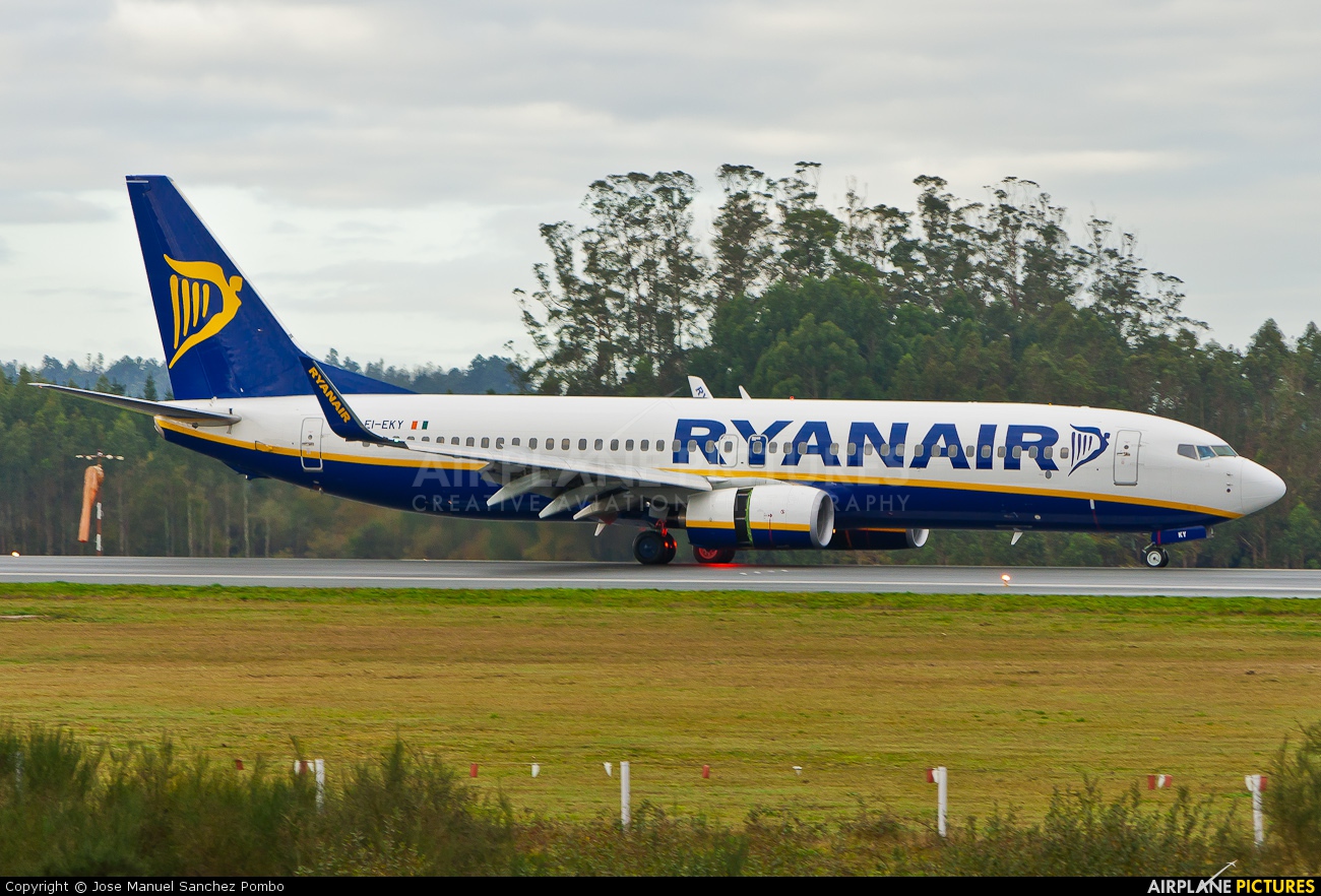 Ryanair EI-EKY aircraft at Santiago de Compostela