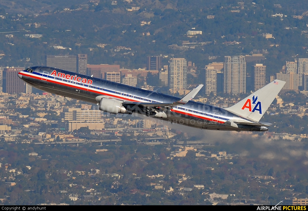 American Airlines N359AA aircraft at Los Angeles Intl
