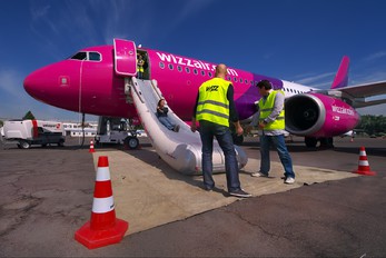 UR-WUA - Wizz Air Airbus A320