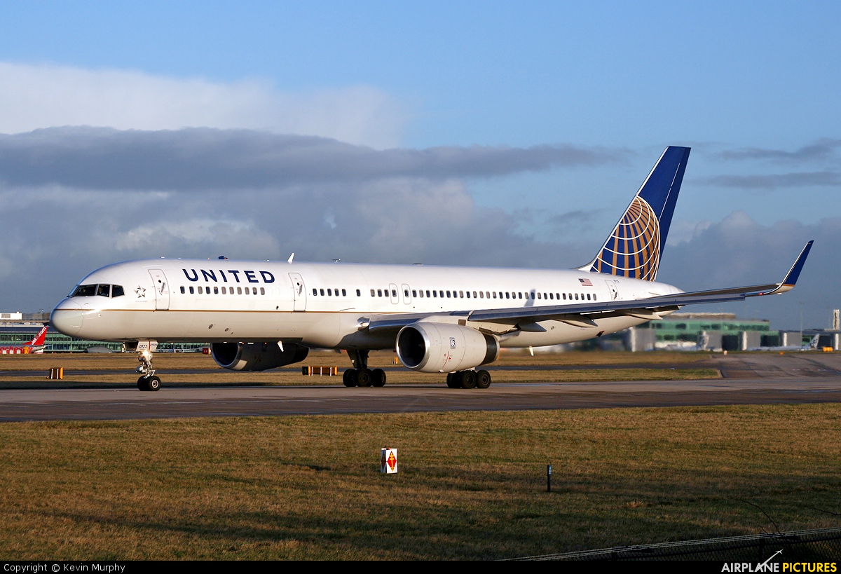 United Airlines N17122 aircraft at Manchester