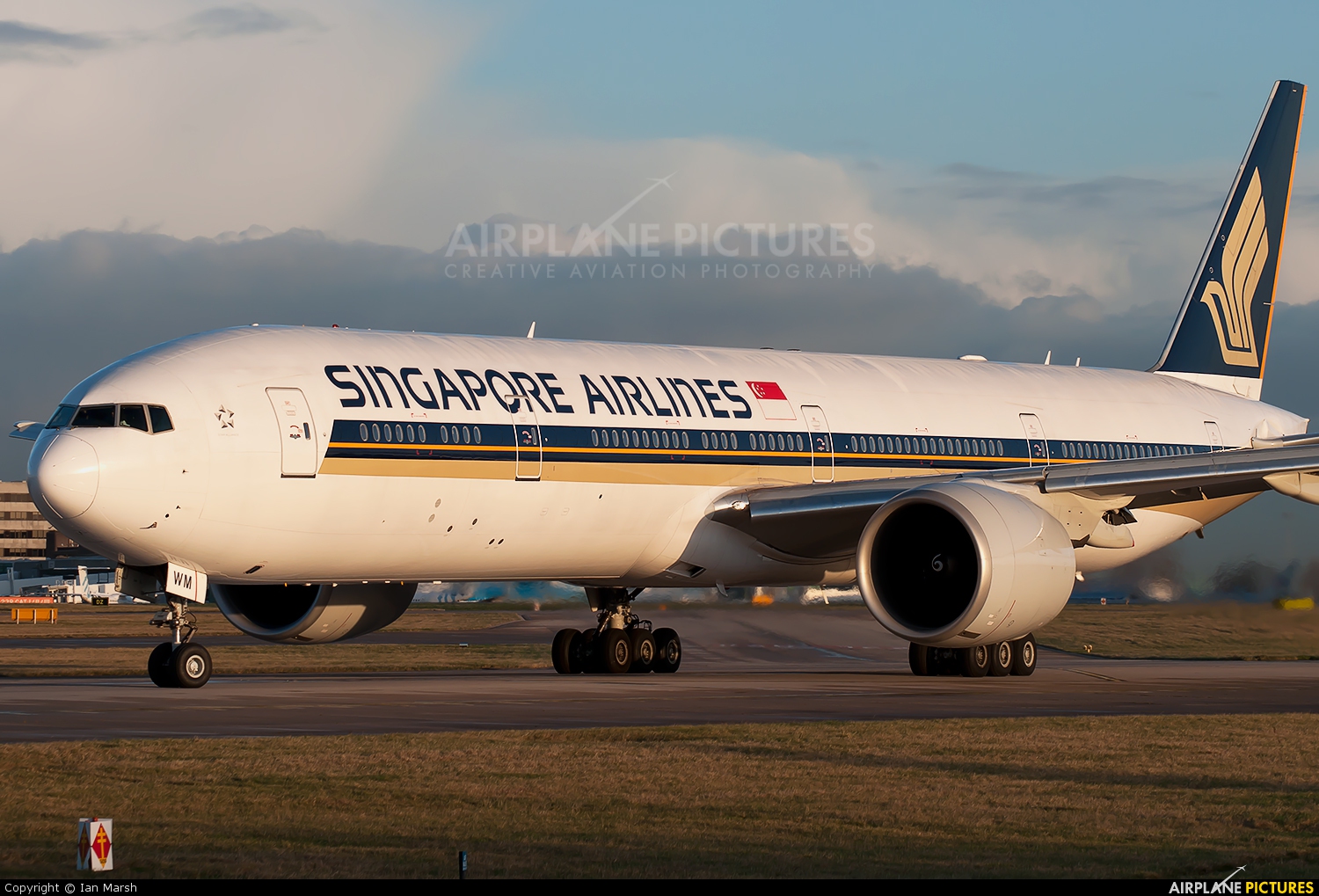 Singapore Airlines 9V-SWM aircraft at Manchester
