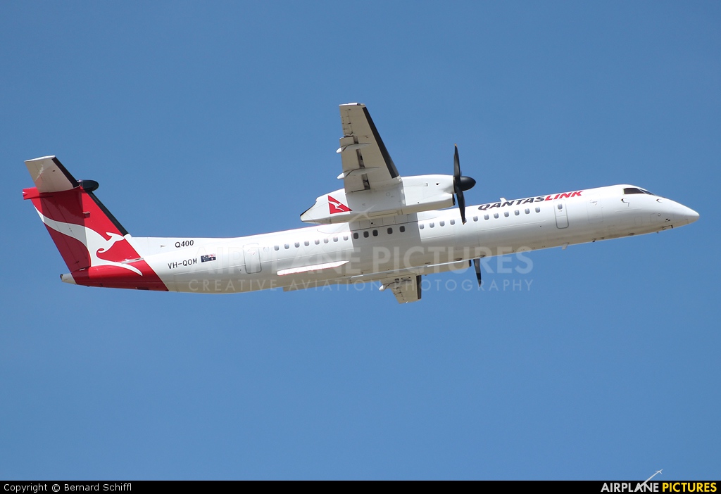 QantasLink VH-QOM aircraft at Melbourne Intl, VIC