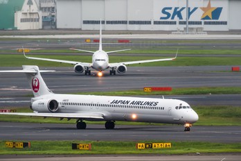 JA8070 - JAL - Japan Airlines McDonnell Douglas MD-90