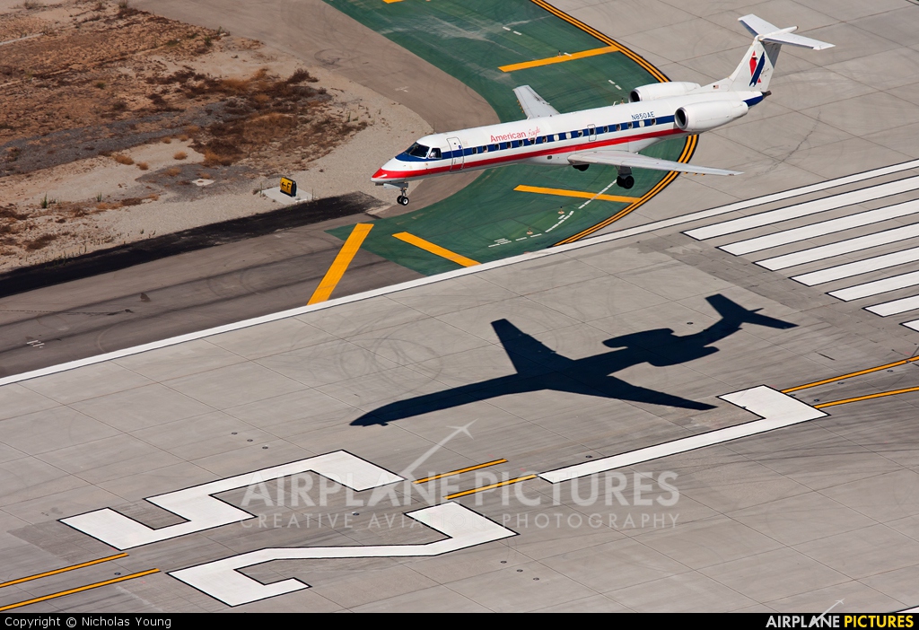 American Eagle N850AE aircraft at Los Angeles Intl
