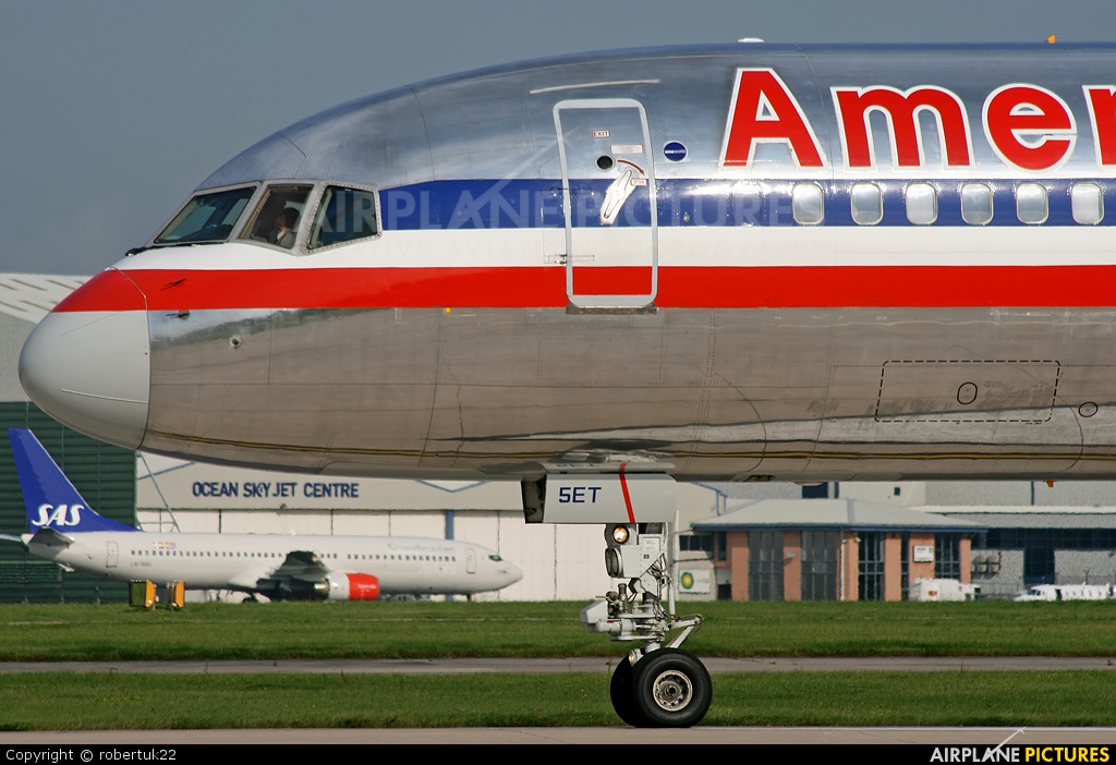 American Airlines N185AN aircraft at Manchester