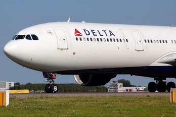 N814NW - Delta Air Lines Airbus A330-300