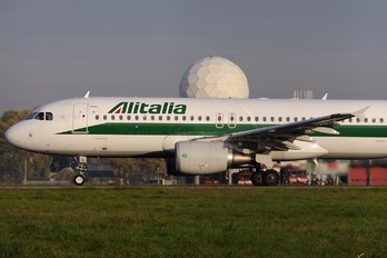 EI-EIE - Alitalia Airbus A320