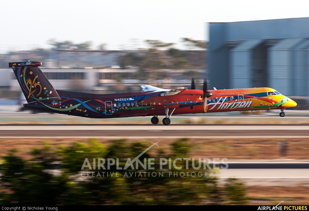 Horizon Air N425QX aircraft at Los Angeles Intl