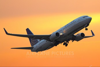 N73278 - United Airlines Boeing 737-800