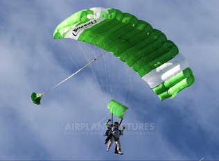 - - Parachute Parachute Parachute - tandem